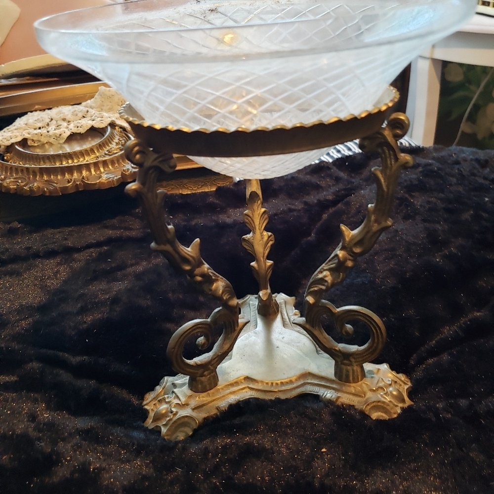 Glass bowl on brass stand